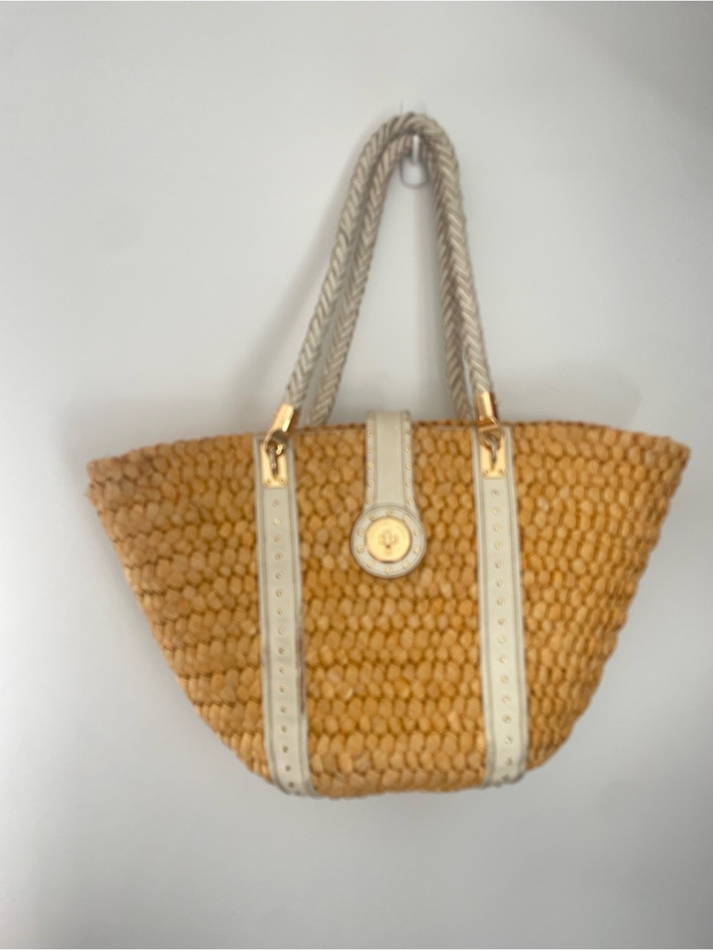 Michael Kors Straw Raffia and Leather Tote Turnlock beach bag - gold hardware - Picture 2 of 9
